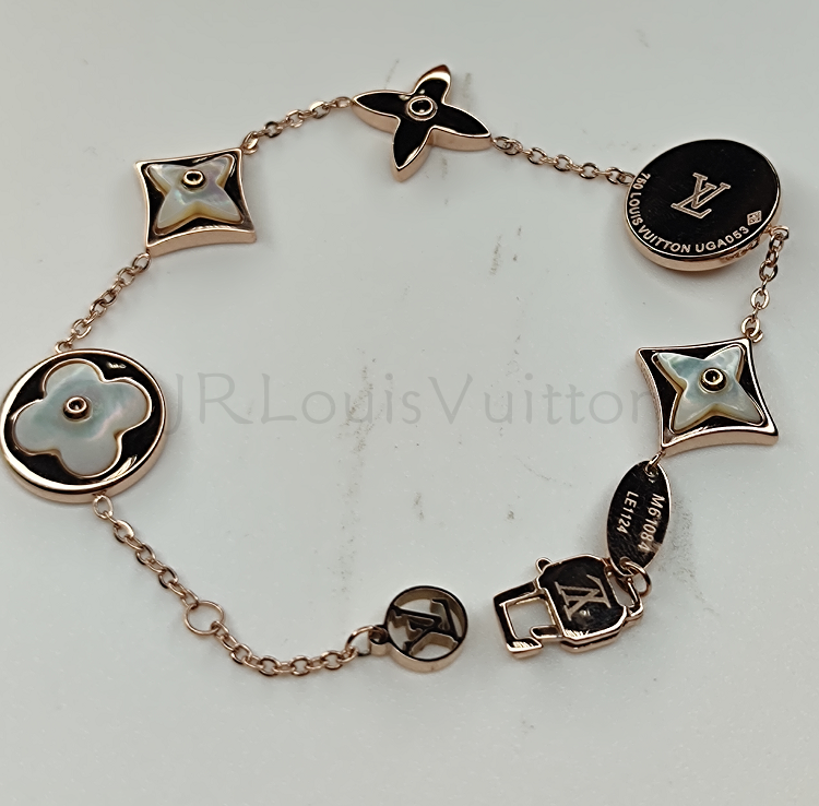 Lắc tay mặt xà cừ chạm khắc Monogram LV