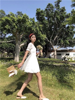 Đầm trắng hoa thêu
