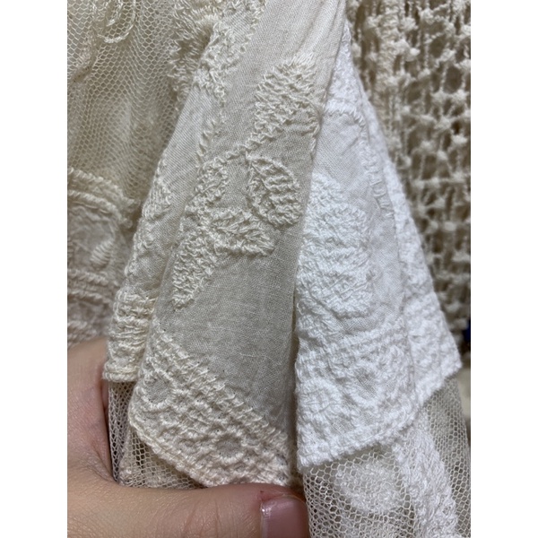 Set 2 món - áo ren boi tay lỡ thêu hoa + quần ren hoạ tiết ô vuông tua rua