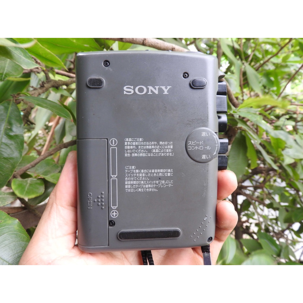 Máy nghe nhạc Cassette Sony TCM-40 có loa ngoài máy còn đẹp kiểu máy đứng cầm đẹp tay