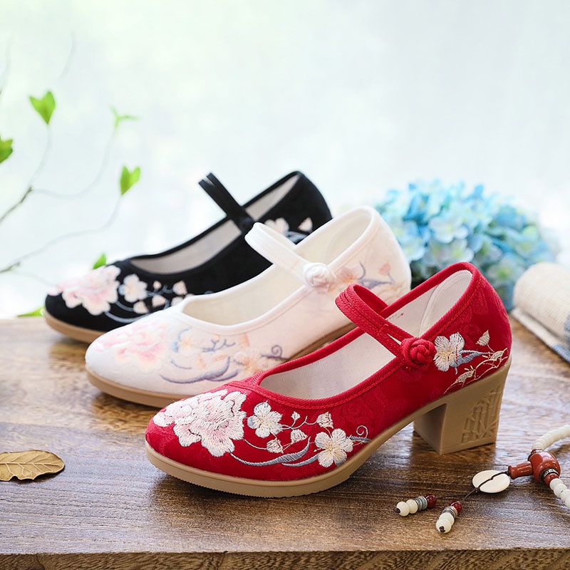 Giày đế vuông thêu hoa dây cài GC021