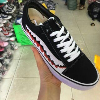 Vans đen cá mập