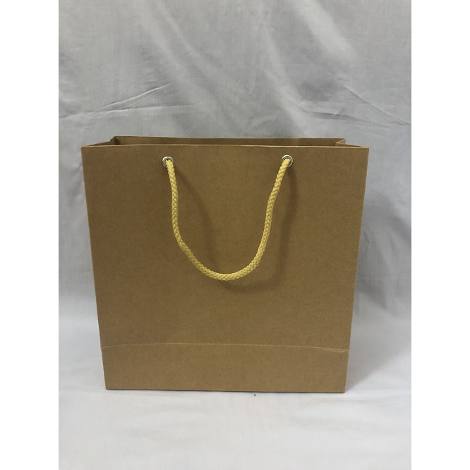 Túi giấy kraft hình vuông có quai xách kích thước 25x25x10 cm/túi
