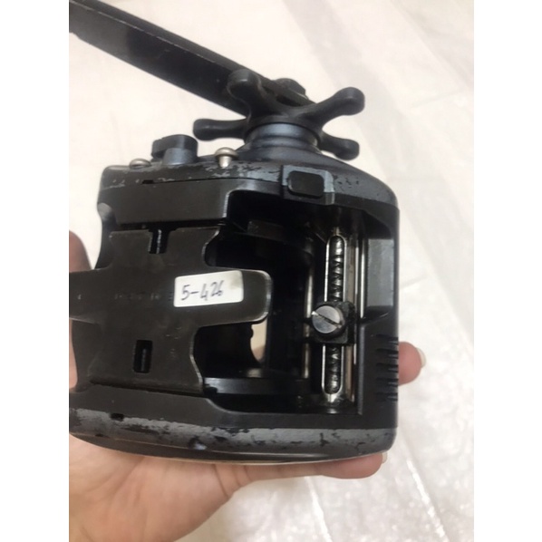 Máy câu biển nội địa tay phải