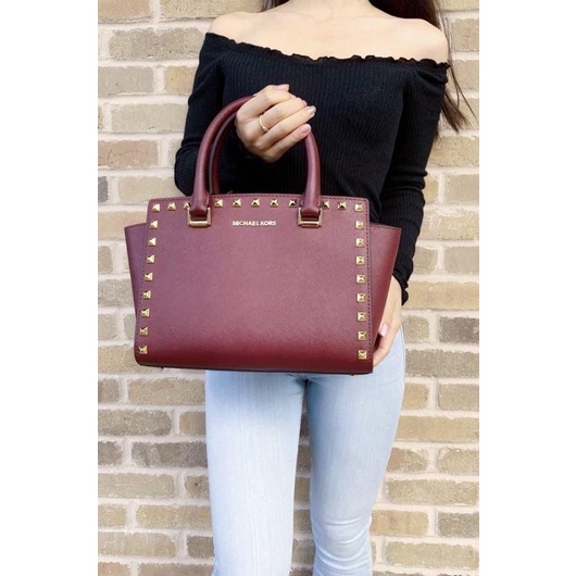 👜giỏ m.k 💎Giỏ Màu đỏ Merlot rất hiếm  💎size này rất đẹp và chuẩn  💎Thiết kế Đường viền chạm đinh sang trọng