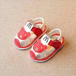 sandal tập đi gắn còi chit chít cho bé