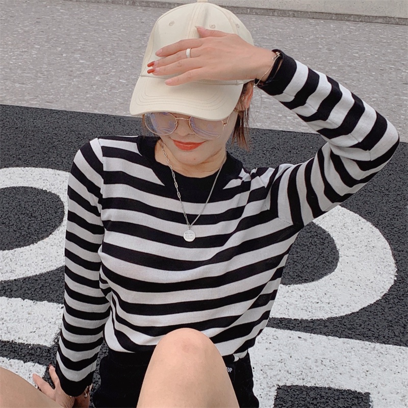 Áo len dáng rộng họa tiết kẻ sọc ngang phong cách mới cho nữ