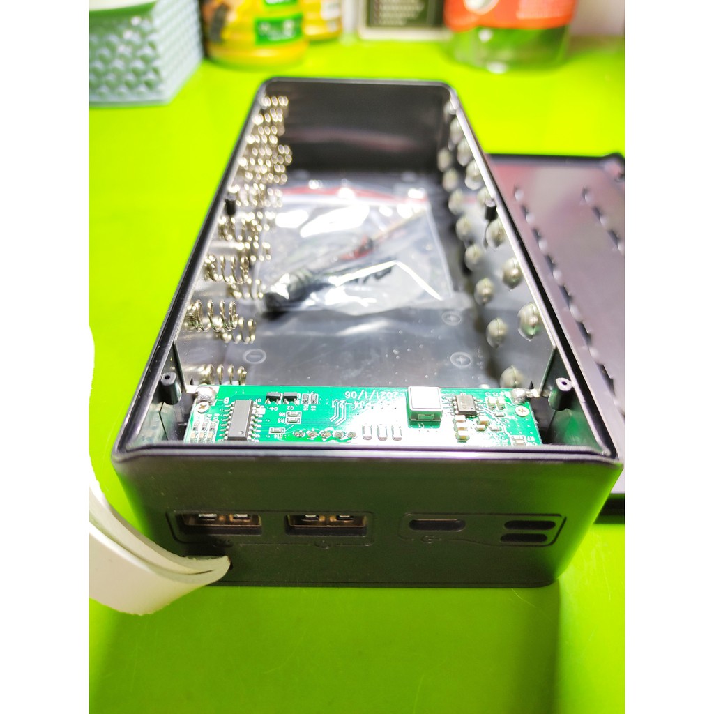 Box sạc dự phòng không pin 16 cell 18650 có lò xo cao cấp màu đen