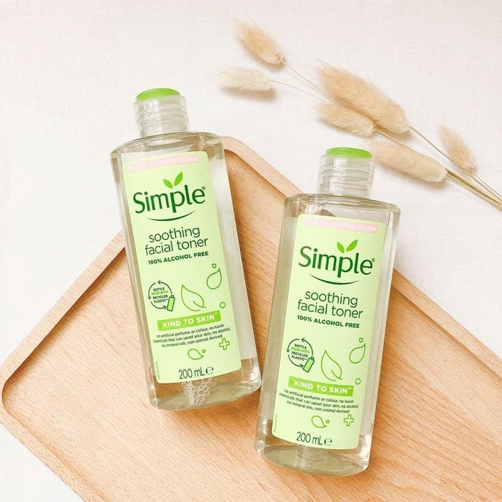Toner Simple, Nước Hoa Hồng Soothing Facial cân bằng ẩm cho da 200ml