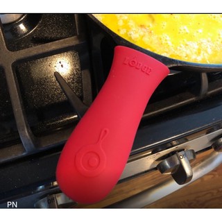 tay cầm silicon chảo gang lodge 26cm