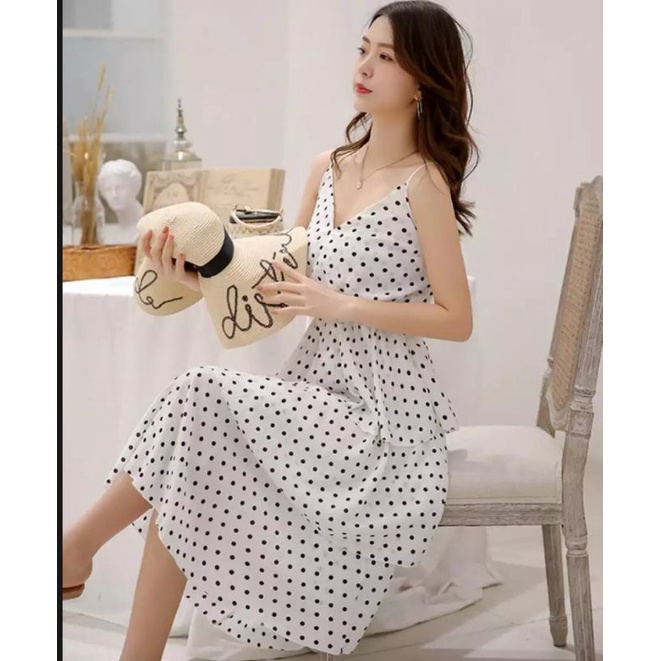 Váy Hai Dây Chấm Bi Xếp Tầng Dáng Maxi còn màu trắng