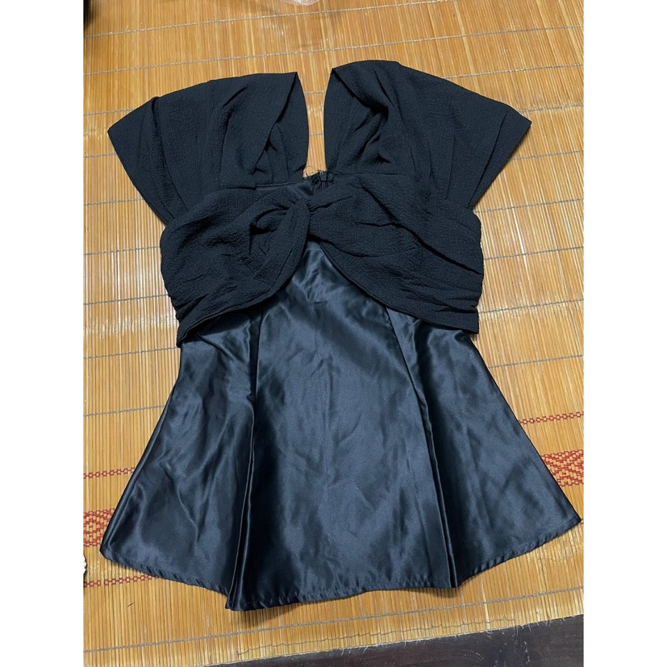 Áo Peplum Trễ Vai Xoắn Ngực