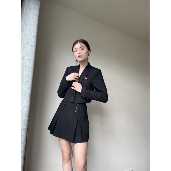 Áo vest blazer màu đen có độn vai, dáng ngắn - Levi Crop Black Blazer - OLALASTUDIO | BigBuy360 - bigbuy360.vn