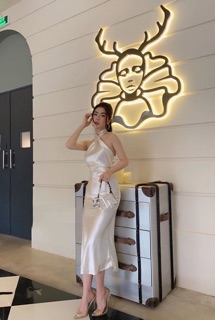 Đầm yếm cổ chéo đuôi cá dạ hội dáng dài chất liệu lụa