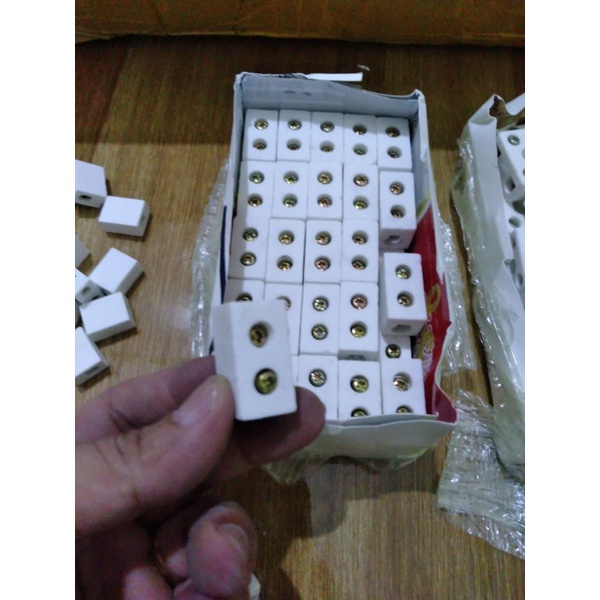 Cầu đấu sứ chịu nhiệt độ cao 2 lỗ 5,8mm