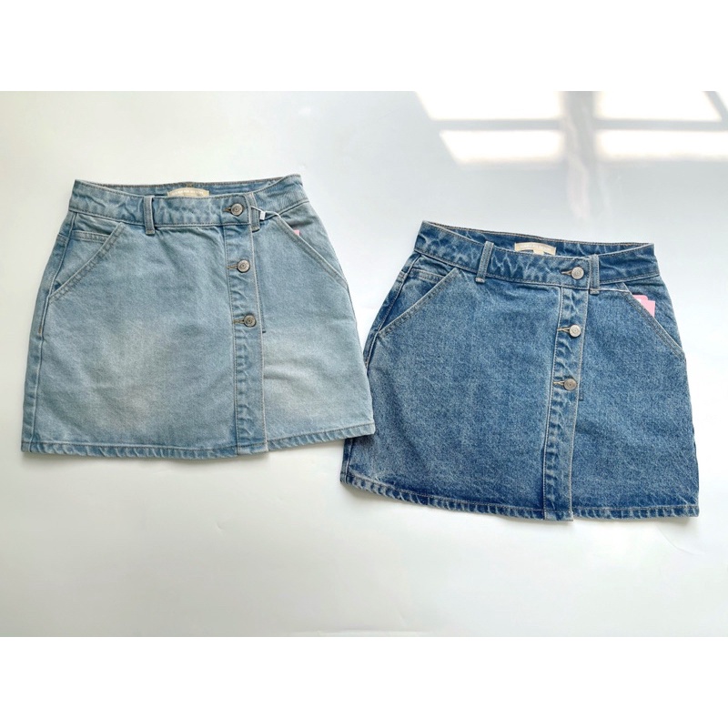 Chân váy jeans phối khuy lệch tà có lót quần