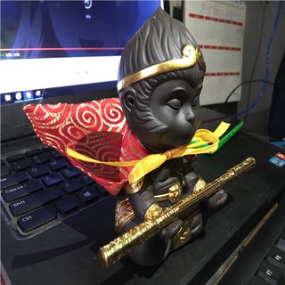 Tượng Tôn Ngộ Không tặng gậy như ý và áo