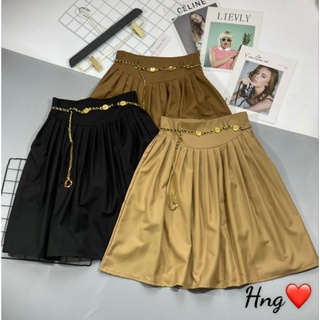 Chân váy xếp ly nhỏ chiều dài tới gối xinh kèm đai xích