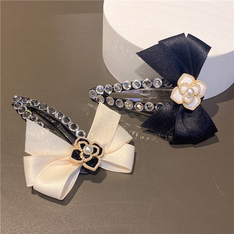 Kẹp tóc mái hoa trà đen và trắng mặt gắn đá cao cấp TB577