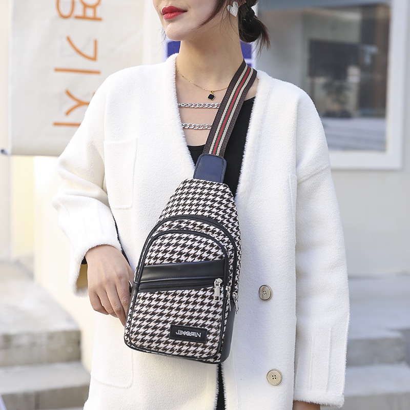 Túi đeo chéo vai và trước ngực màu tương phản dễ phối đồ cho nữ