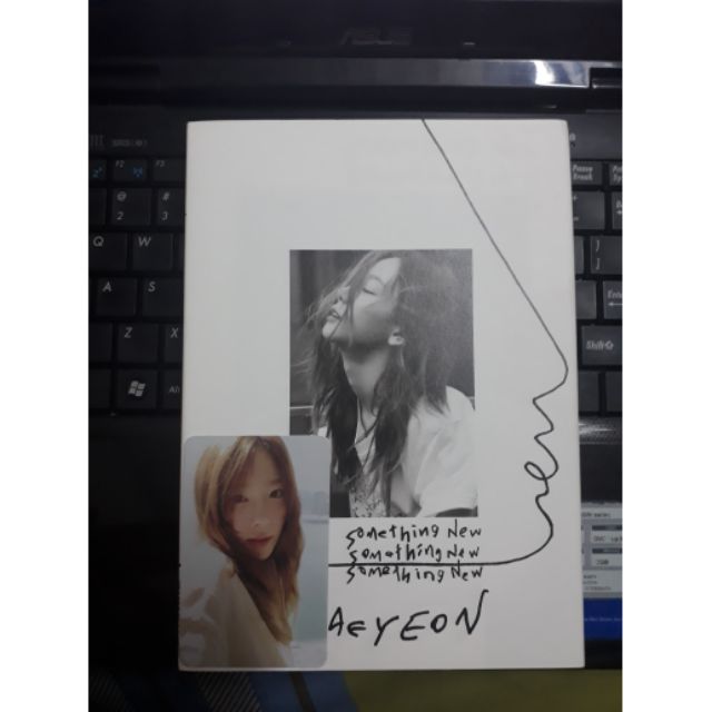 Album Someting New Taeyeon có card