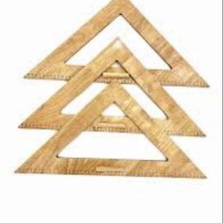 Thước eke cân bằng gỗ của giáo viên