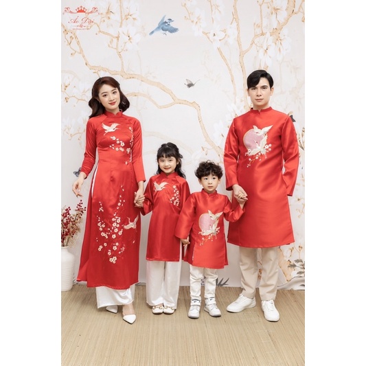 Áo dài gia đình Yến Xuân màu đỏ áo dài thêu dành cho gia đình đủ bố mẹ bé trai bé gái chụp ảnh lễ tết đẹp