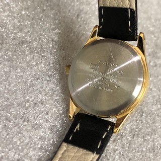 Đồng hồ dây da của nữ hiệu casio