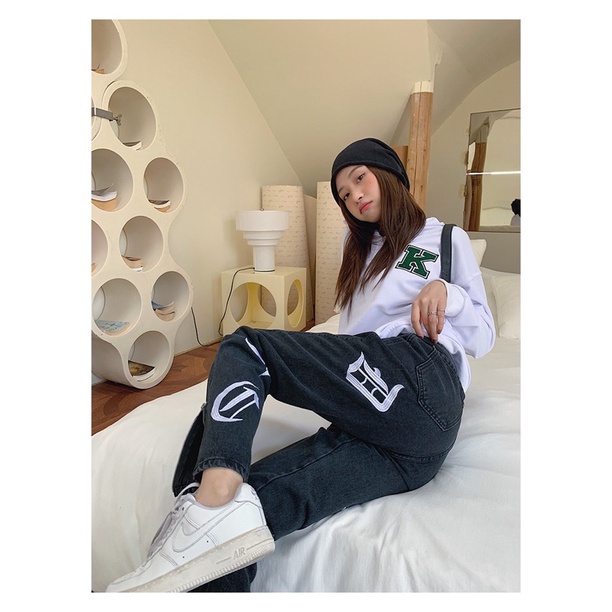 Quần bò đen dáng suông hoạ tiết thêu chữ