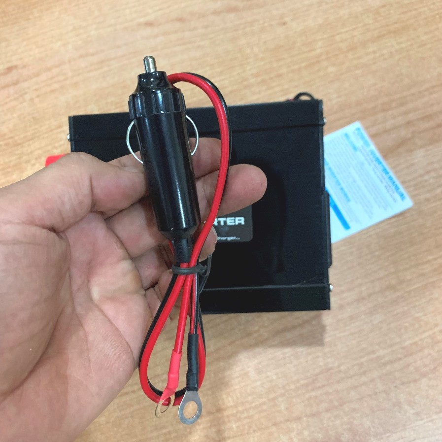 Bộ chuyển đổi kich dòng điện 12V thành 220V chịu tải 300W. Dùng cho gia đình, xe ô tô, nhà xưởng, văn phòng