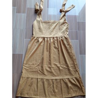 Đầm vàng dây bản to xòe đuôi cá nhẹ