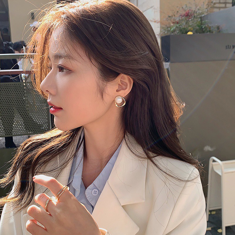 Bông tai hình oval đính ngọc trai thời trang Hàn Quốc sành điệu
