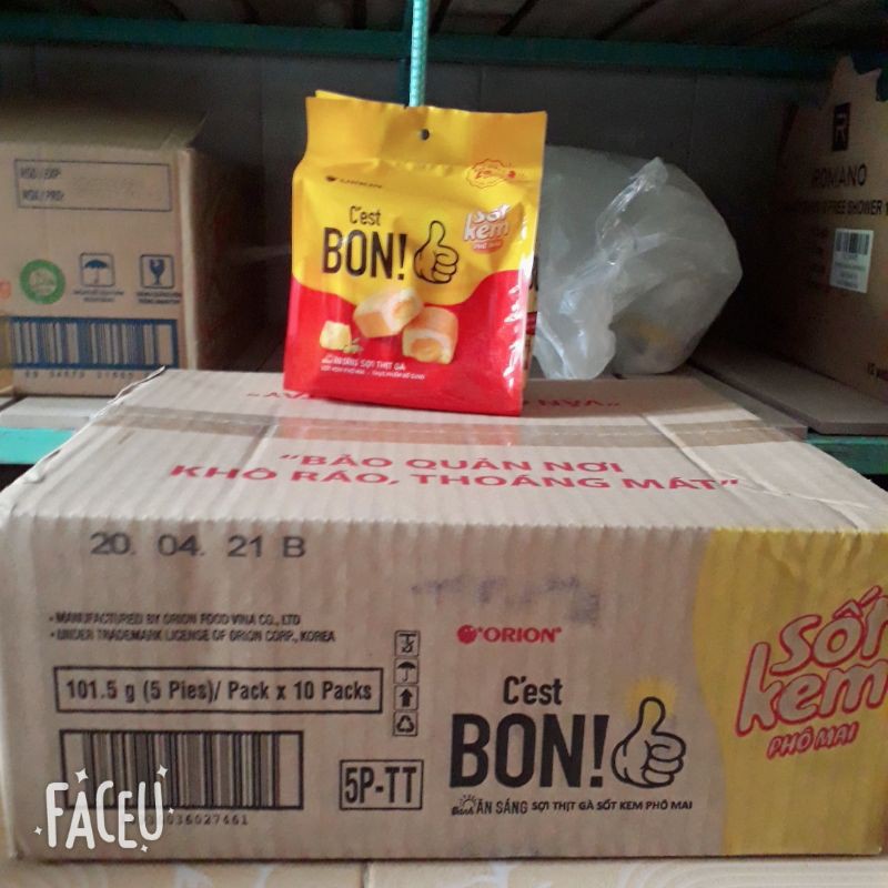 1 thùng 10 túi bánh BON sợi gà nhân phô mai