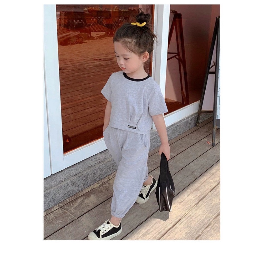 Bộ cộc tay kiểu dáng thể thao cho bé gái, Cặp bộ màu xám trắng xoắn eo cho bé gái