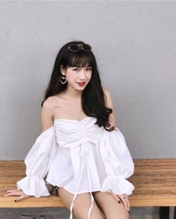 Áo trắng rút ngực rớt vai