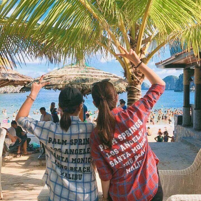 Sơ mi kẻ in chữ sau lưng