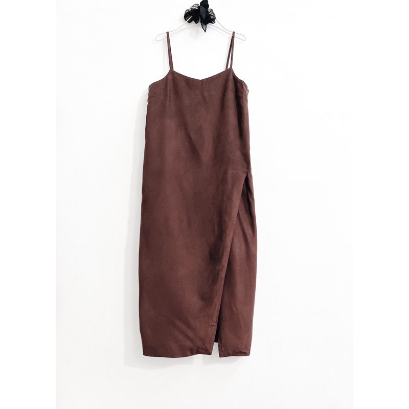 Đầm 2 dây midi da lộn xẻ tà