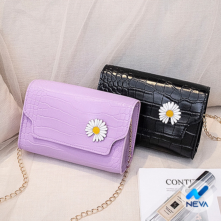 (Mới) Túi đeo chéo họa tiết hoa cúc dập vân phối dây thanh mảnh NEVA873