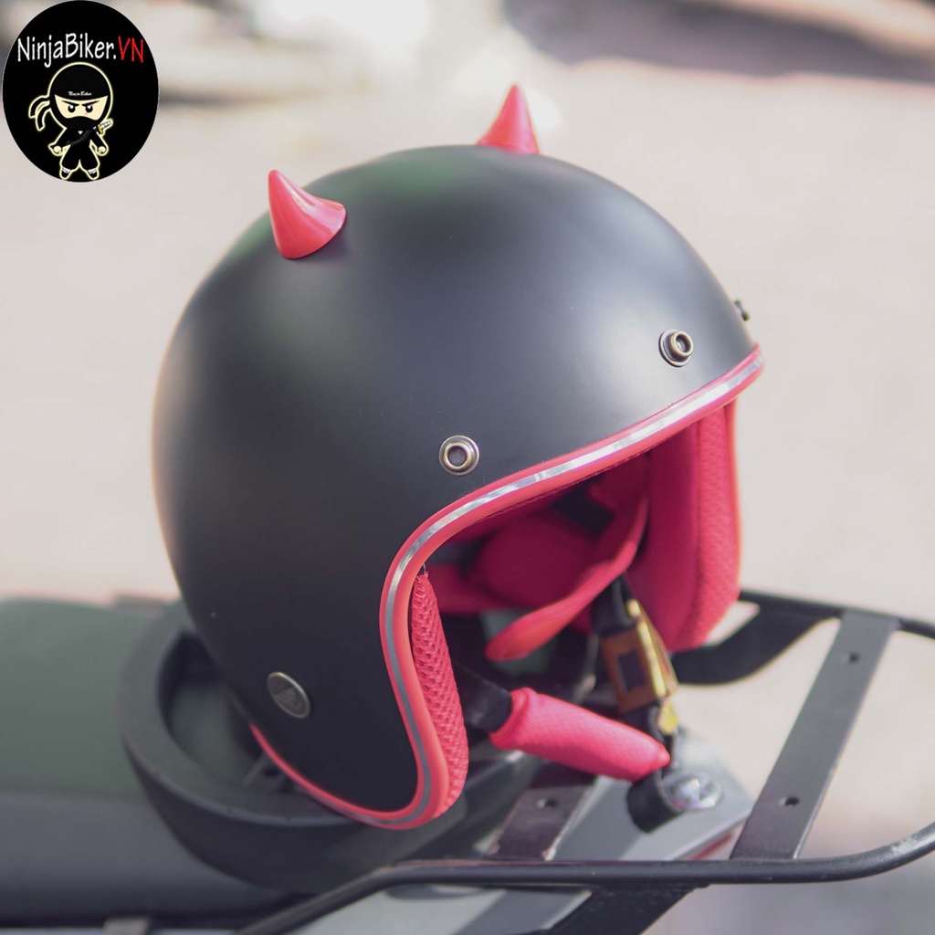 Nón bảo hiểm NTMAX 3/4 màu đen lót đỏ tặng kèm phụ kiện sừng mini đỏ