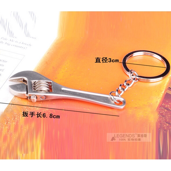 Cờ lê mini bằng kim loại màu bạc có thể điều chỉnh tiện lợi