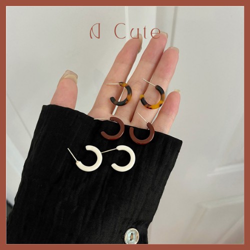 Khuyên tai bông tai nhựa chữ C cá tính chân bạc s925 Acrylic - Acute