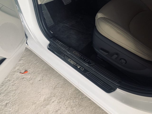 Ốp bậc cửa, nẹp bước chân cacbon xe Kia Cerato 2019- 2021 vân Cacbon cao cấp