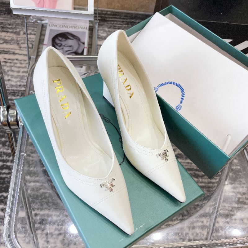Giầy Prada gót dẹt.