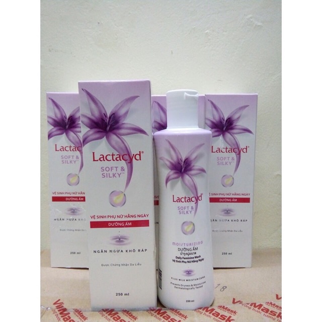 Dung dịch vệ sinh phụ nữ Lactacyd Soft &amp; Silky chai 250ml