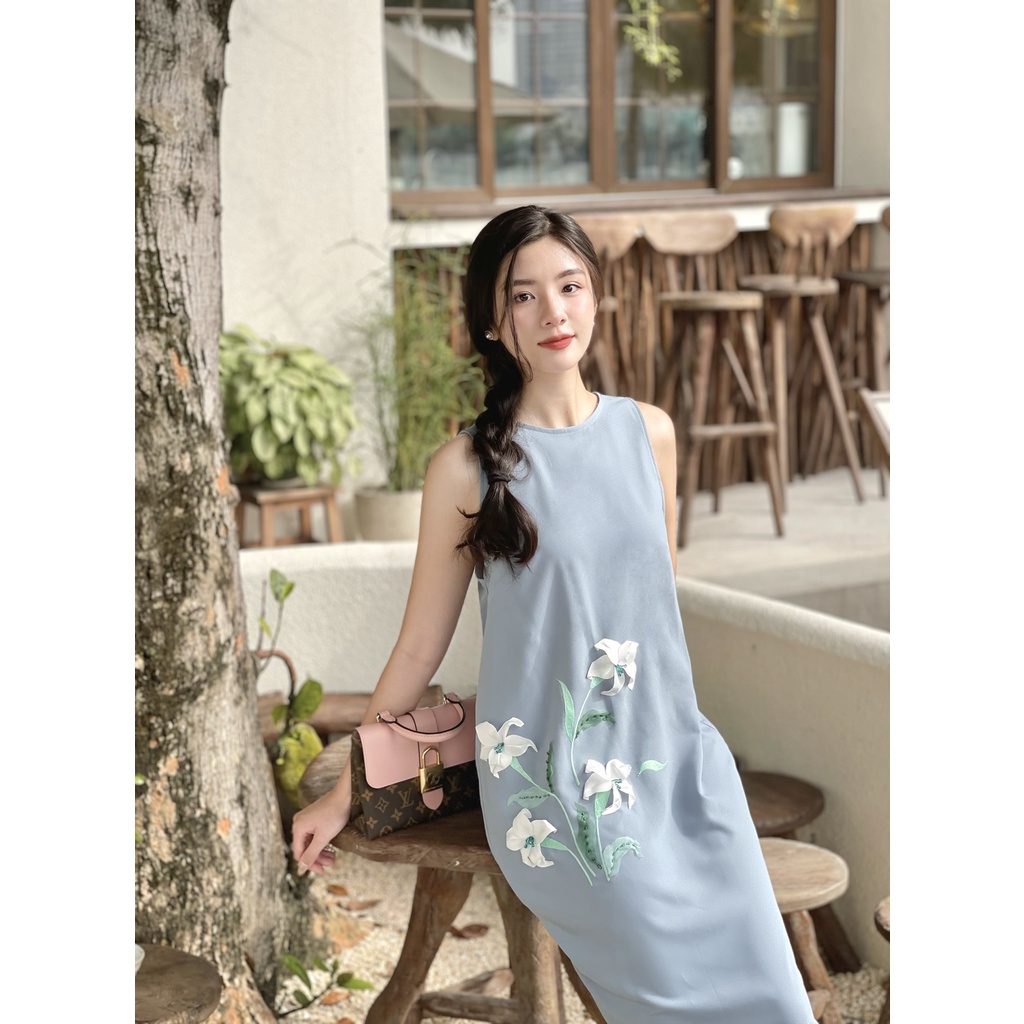 Đầm Xuông 𝐋’𝐄́𝐓𝐑𝐀𝐍𝐆𝐄𝐑 Iris Thêu Đáp Họa Tiết Hoa Loa Kèn