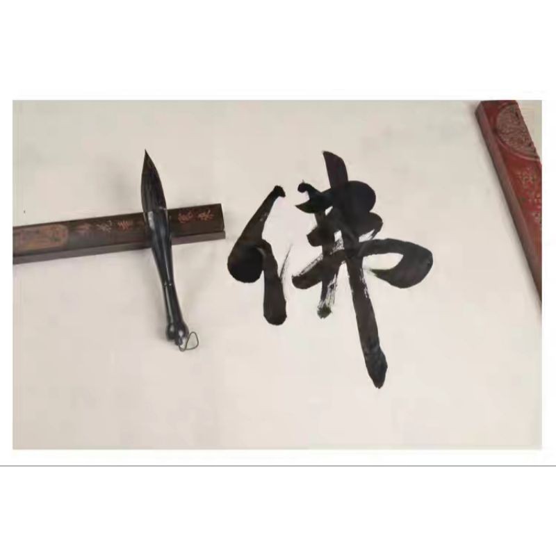 Bút đại tự Xuất phong 8cm,..Khẩu kính 2,5Tổng chiều dài bút 24cmBút đẹp, lông đàn hồi tốt. Giá 130k/ 1 bút