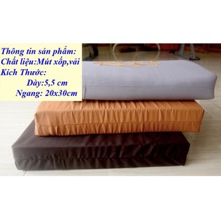 tọa cụ quỳ lạy Phật.