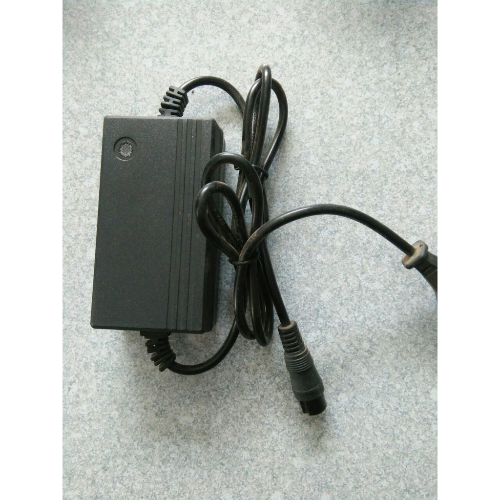 Cục sạc 12V, lớn, dùng cho bình phun thuốc trừ sâu, đầu 3 chân, có đèn báo đầy