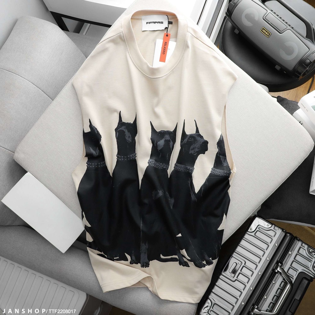 Tanktop thiết kế form rộng, chất liệu cotton mềm mịn đi cùng thiết kế tay khoét rộng, form thoải mái