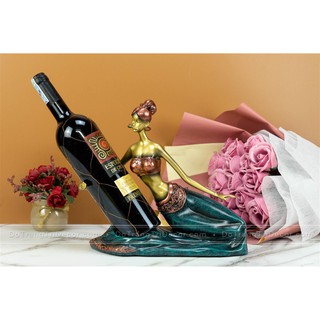 Kệ để rượu vang cô gái ngậm hoa